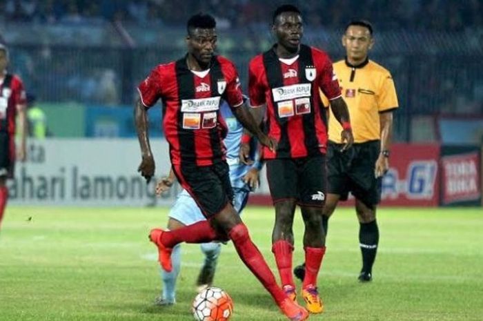 Duo pemain Persipura asal Liberia, Boakay Edi Foday (kiri) dan James Koko Lomell (tengah), sama-sama mencetak gol bagi timnya saat menghadapi PS Volta pada uji coba di Stadion Mandala, Jayapura, Rabu (8/6/2016). 