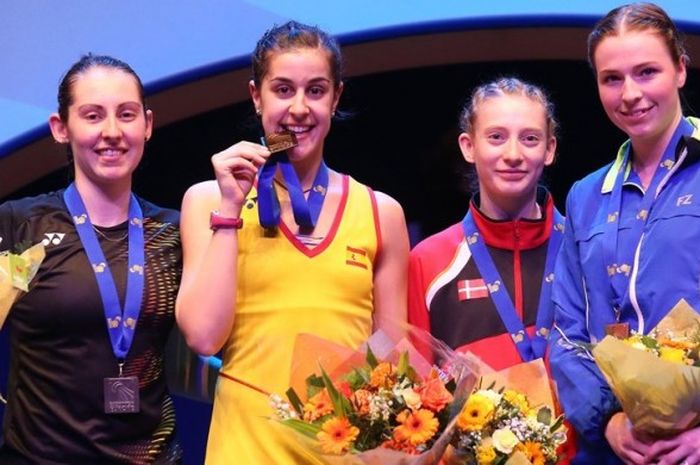 Pebulu tangkis tunggal putri Spanyol, Carolina Marin (kedua dari kiri) berpose dengan medali emasnya bersama para rivalnya di atas podium kampiun Kejuaraan Eropa yang berlangsung di Vendespace, Vendee, Prancis, Minggu (1/5/2016).