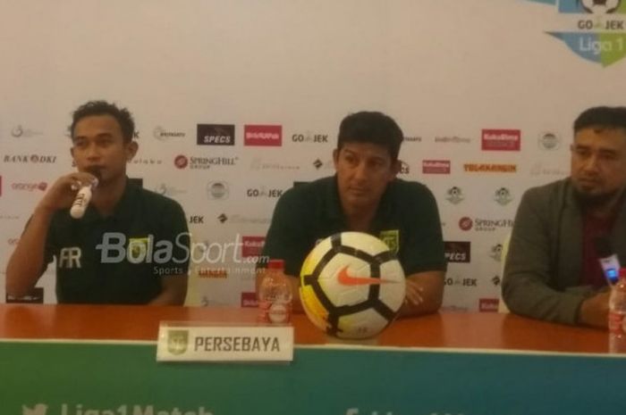 Pemain dan pelatih Persebaya, Abu Rizal Maulana dan Angel Alfredo Vera dalam jumpa pers di Stadion PTIK, Jakarta, Senin (25/6/2018).