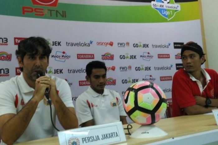 Pelatih Persija Jakarta, Stefano Cugurra (kiri), memberikan pernyataan dalam sesi jumpa pers menjelang laga pekan kesepuluh Liga 1 kontra PS TNI di Stadion Pakansari, Cibinong, Kabupaten Bogor, Rabu (7/6/2017).