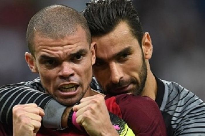 Pepe dan Rui Patricio merayakan kemenangan Portugal atas Prancis di final Piala Eropa 2016, Minggu (