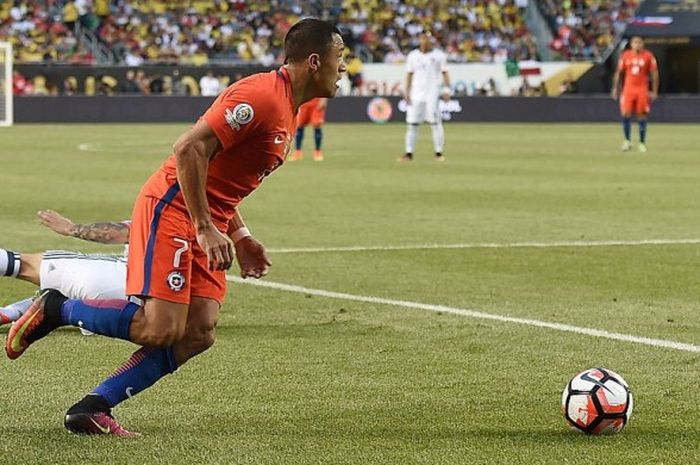 Alexis Sanchez saat akan mengoper bola dalam laga Copa America Centenario 2016 antara Cile kontra Kolombia di Soldier Field, 22 Juni 2016. 