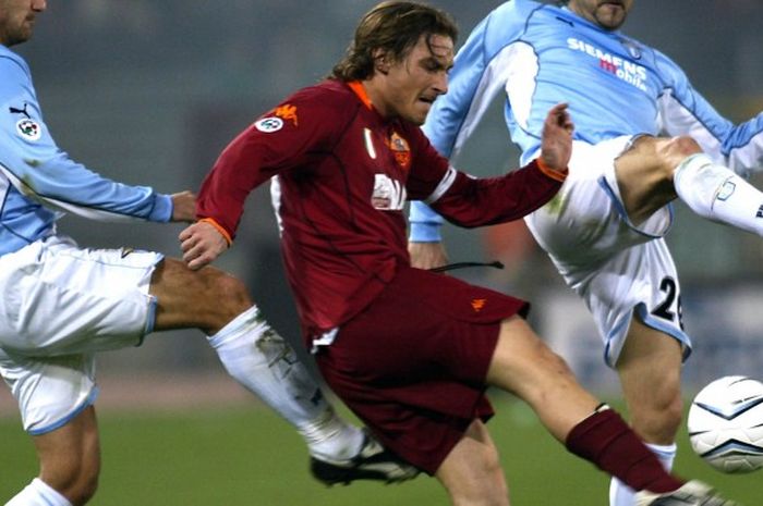 Francesco Totti melakukan tandangan ke arah gawang Lazio dalam Derby della Capitale, 10 Maret 2002.