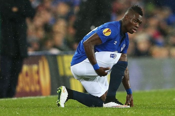 Christian Atsu memegangi hamstring-nya karena cedera sebelum keluar lapangan saat membela Everton menghadapi Krasnodar dalam duel Liga Europa, 11 Desember 2014.