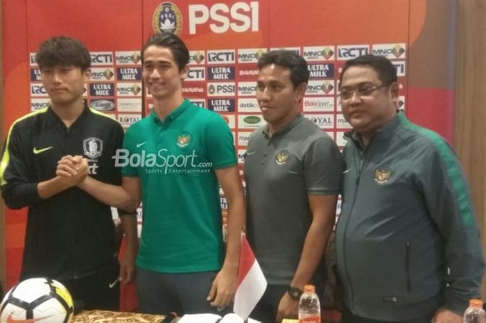 Kapten timnas U-23 Korea Selatan dan pemain timnas U-23 Indonesia, Jang Yun-ho serta Gavin Kwan Adsit, dalam jumpa pers di Hotel Alana, Bogor, Jumat (2/6/2018).