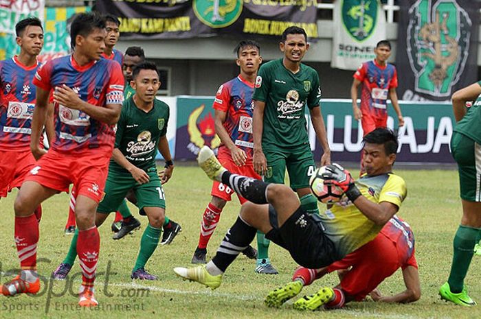 Kiper Persigo Semeru FC Muhammad Pujianto (terjatuh) saat tampil dalam laga lanjutan babak 16 besar Grup C Liga 2 di Stadion Jember Sport Garden, Jawa Timur (04/10/2017) Selasa sore.