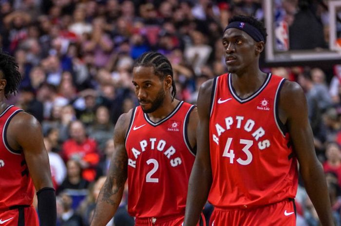 Para pemain Toronto Raptors (dari kiri ke kanan), OG Anunoby, Kawhi Leonard, dan Pascal Siakam, bersiap menjalani pertandingan NBA musim 2018-2019.