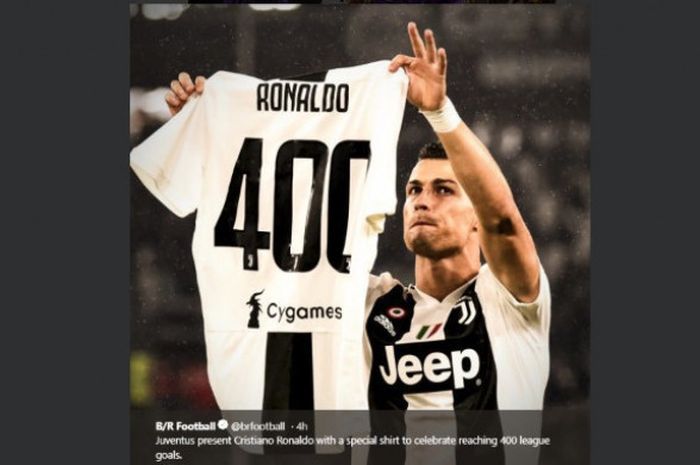 Cristiano Ronaldo mendapat jersey bernomor punggung 400 sebelum laga Juventus vs Cagliari pada pekan ke-11 Liga Italia 2017-2018, Sabtu (3/11/2018), di Stadion Juventus.