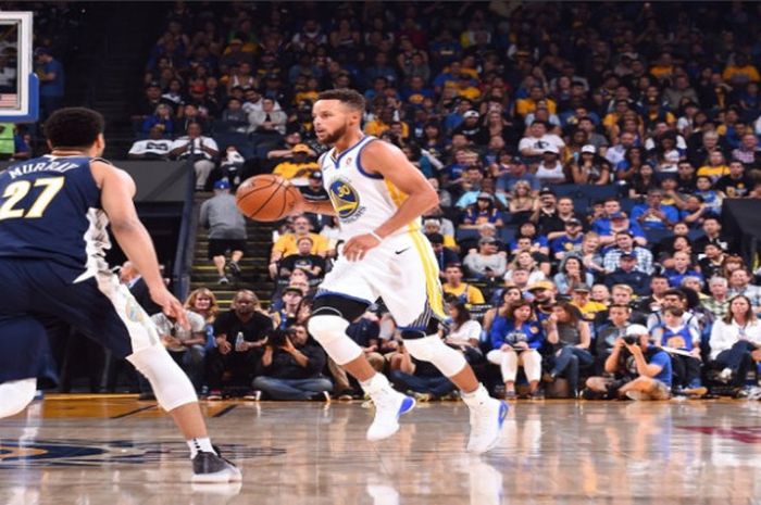 Pemain Golden State Warriors, Stephen Curry (kaos putih), saat berlaga melawan Denver Nuggets pada ajang preseason NBA Sabtu (30/9/2017) waktu Amerika Serikat.