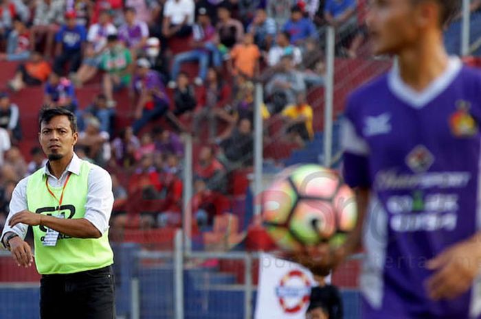 Pelatih Persik Kediri Bejo Sugiantoro saat laga meladan Persida Sidoarjo di Stadion Brawijaya, Kediri, Selasa (16/5/2017)