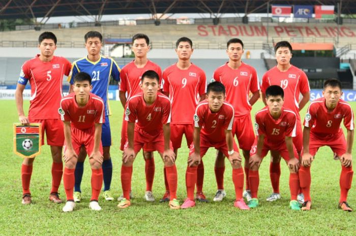 Pose bersama pemain timnas U-16 Tajikistan jelang laga kontra timnas U-16 Korea Utara pada perempat final Piala Asia U-16 2018 di Stadion Petaling Jaya, Selangor, 30 September 2018. 