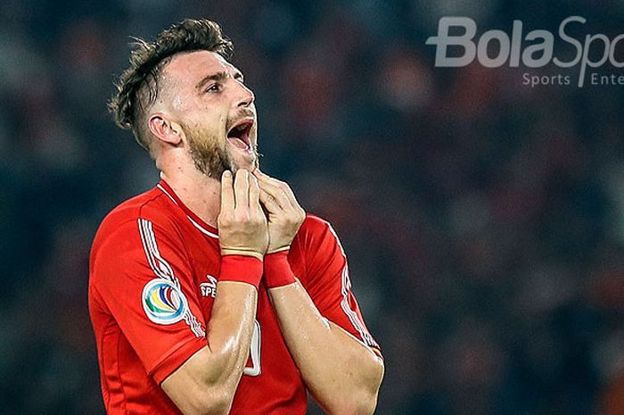     Ekspresi striker Persija Jakarta, Marko Simic, setelah tendangannya gagal menjebol gawang Song Lam Nghe An FC pada laga Piala AFC 2018 di Stadion Utama GBK, Senayan, Jakarta, (13/3/2018).         