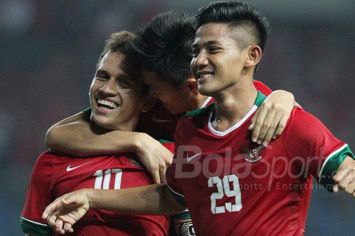 Tiga pemain Timnas U-19 Indonesia merayakan gol ke gawang Timnas U-19 Kamboja dalam laga di Stadion Patriot Candrabhaga, Rabu (4/10/2017), dalam laga itu Egy Maulana Vikri dkk menang 2-0