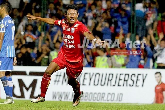 Striker Arema FC, Dedik Setiawan, melakukan selebrasi seusai mencetak gol ke gawang Persiba Balikpapan dalam laga Liga 1 di Stadion Gajayana Malang, Jawa Timur (1/5/2017).