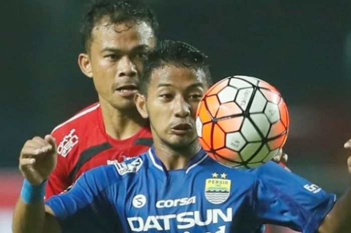 Gelandang serang Persib, Gian Zola (depan) saat ditempel bek Semen Padang, Handi Ramdhan, pada laga perebutan posisi tiga Piala Presiden 2017 di Stadion Pakansari, Kab Bogor, Minggu (12/3/2016) malam. 