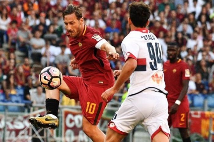 Kapten AS Roma, Francesco Totti (kiri), beraksi dalam laga Serie A kontra Genoa di Stadion Olimpico, Roma, 28 Mei 2017. Laga ini adalah perpisahan bagi Totti (40 tahun), yang mengakhiri pengabdian 25 musim berseragam Roma.