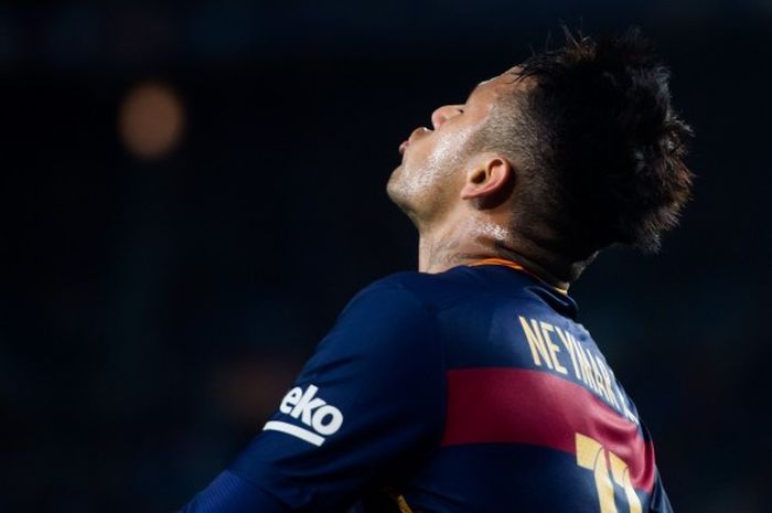 Reaksi penyerang FC Barcelona, Neymar Santos Jr dalam pertandingan La Liga melawan Sporting Gijon di Camp Nou 23 April 2016. 