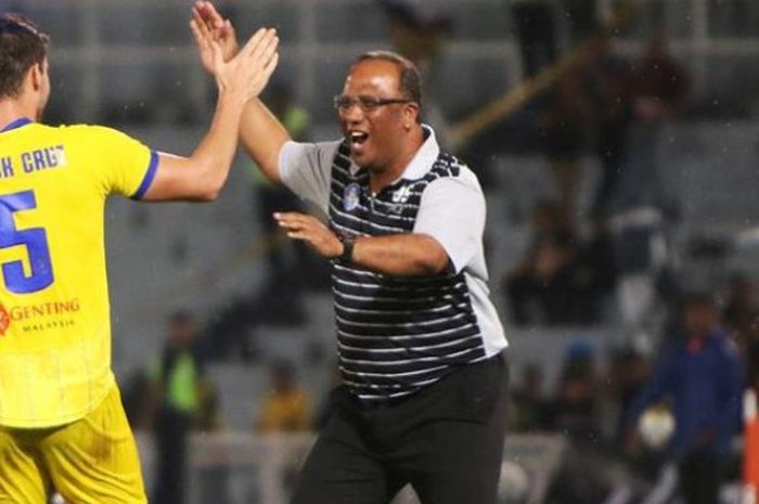 Striker Patrick Cruz disambut pelatih Pahang FA, Dollah Salleh seusai mencetak gol ke gawang Negeri Sembilan pada lanjutan Liga Super Malaysia 2018 di Stadion Darul Makmur, Kuantan pada 10 Maret 2018. 