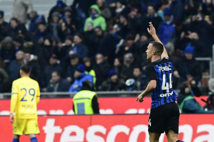 Selebrasi striker Inter Milan, Ivan Perisic, usai mencetak gol pertama melawan Chievo pada laga di Stadion Giuseppe Meazza, Milan, Italia, Minggu (3/12/2017).