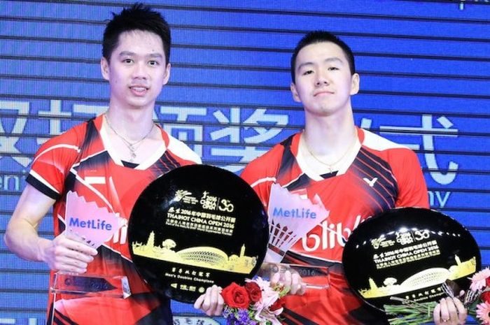 Pasangan ganda putra Indonesia, Marcus Fernaldi Gideon (kanan)/Kevin Sanjaya Sukamuljo, berpose dengan trofi juara China Terbuka 2016 yang didapat setelah mengalahkan pasangan Denmark, Mathias Boe/Carsten Mogensen, di Fuzhou, Minggu (20/11/2016).