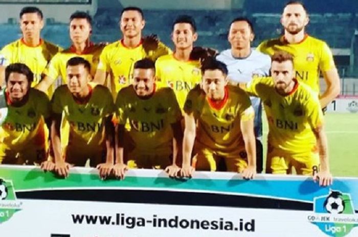 Sebelas pemain Bhayangkara FC berpose sebelum duel kontra Madura United dalam Liga 1 di Stadion Gelora Bangkalan, Jawa Timur, Rabu (8/11/2017) malam WIB.