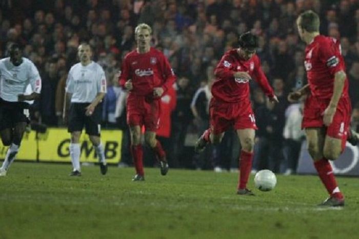 Gelandang Liverpool, Xabi Alonso (kedua dari kanan), mengambil ancang-ancang menendang bola dari tengah lapangan saat melawan Luton Town di Piala FA pada 7 Januari 2006.