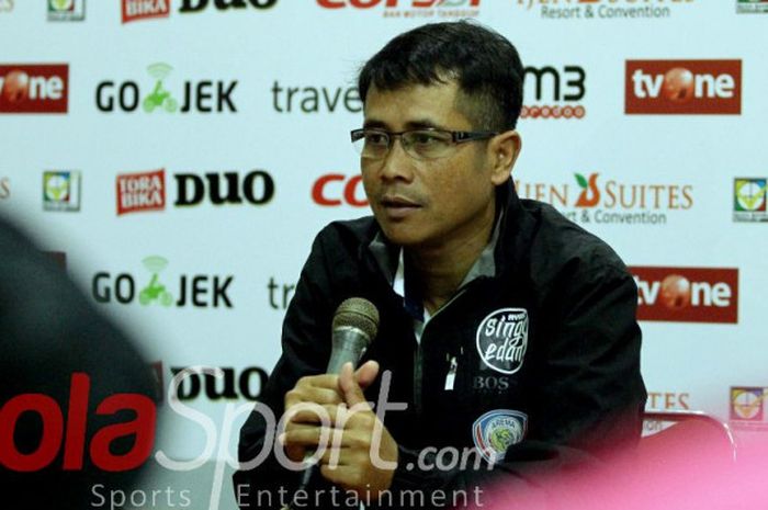 Pelatih Arema FC, Joko Susilo, menghadiri konferensi pers seusai laga Arema vs Persib di Stadion Kanjuruhan, Kota Malang, pada Sabtu (12/8/2017).
