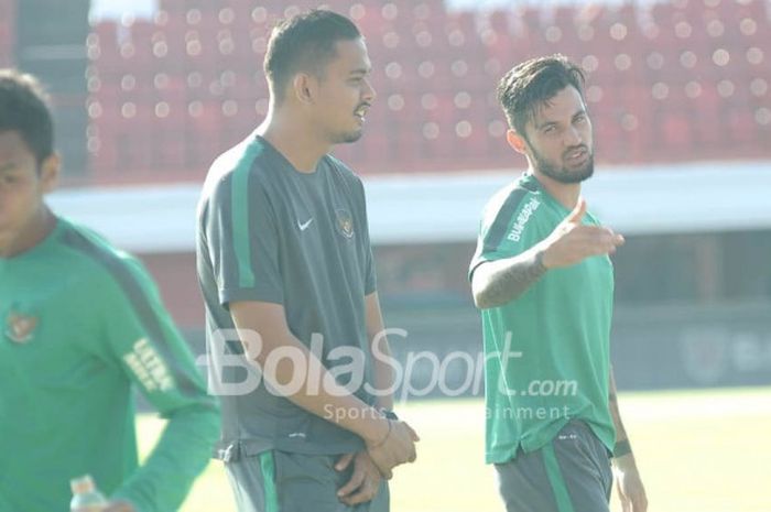 Stefano Lilipaly (kanan) bersama penerjemah bagi timnas U-23 Indonesia, Bayu Eka Sari, dalam sesi latihan di Stadion Kapten I Wayan Dipta, Gianyar, Bali, Jumat (27/7/2018).