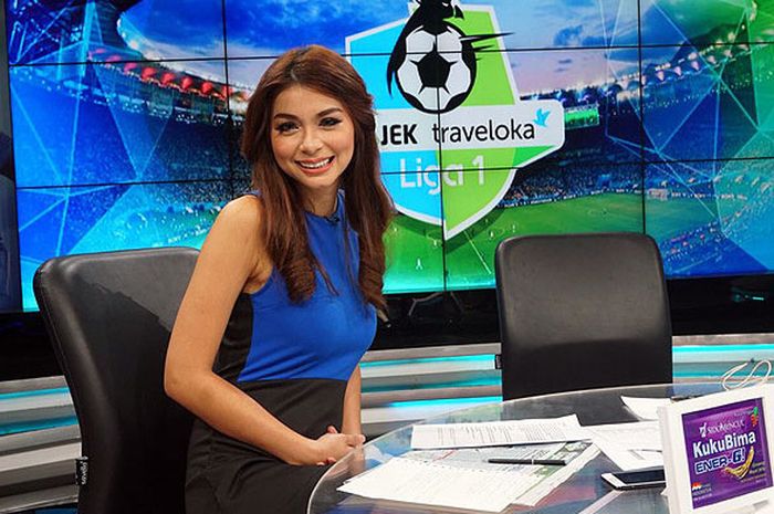 Sandra Olga, saat memandu kompetisi Liga 1 di salah satu stasiun televisi nasional.