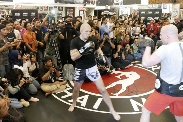 Petarung asal Swedia, Zebaztian Kadestam (kiri), saat menjalani sesi latihan di Jakarta Muay Thai and MMA di Kebayoran Baru, Jakarta, Rabu (14/11/2018) sore.