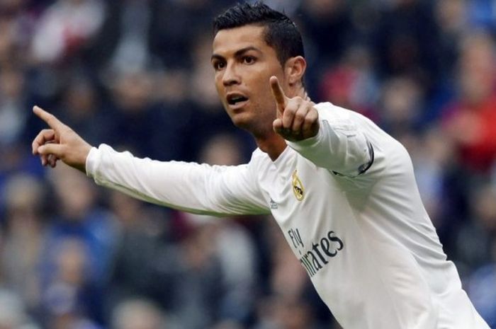Penyerang Real Madrid, Cristiano Ronaldo, mencetak gol pertama ke gawang Deportivo La Corunia di Stadion Riazor, 14 Mei 2016.