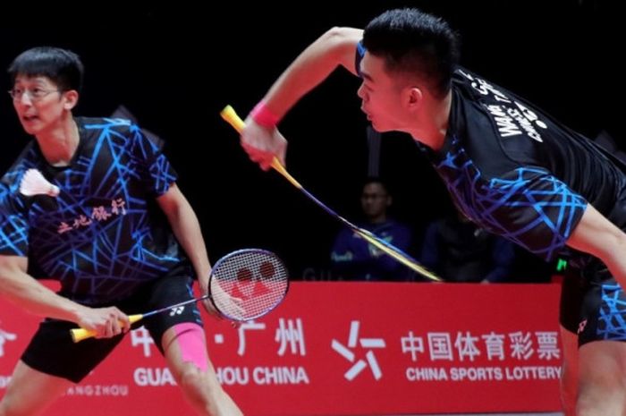 Pasangan ganda putra Taiwan, Chen Hung Ling/Wang Chi Lin, mengembalikan kok ke arah Mohammad Ahsan/Hendra Setiawan, pada babak penyisihan Grup B BWF World Tour Finals 2018 di Tianhe Gymnasium, Jumat (14/12/2018).