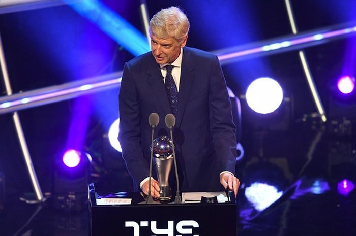 Eks pelatih Arsenal, Arsene Wenger, memegang trofi yang akan diberikan kepada pelatih terbaik dalam acara The Best FIFA Football Awards di London, Inggris pada 24 September 2018.