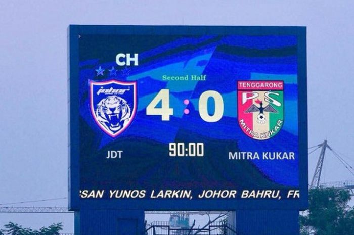 Papan skor Stadion Larkin pada laga Johor Darul Takzim kontra Mitra Kukar, Minggu (7/1/2018). 