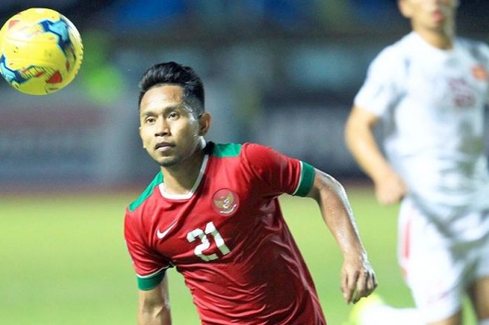 Gelandang timnas Indonesia, Andik Vermansah, berupaya mengontrol bola pada semifinal leg pertama Piala AFF 2016 di Stadion Pakansari, Kabupaten Bogor, Jawa Barat, Sabtu (3/12/2016). Indonesia memang atas Vietnam dengan skor 2-1.   