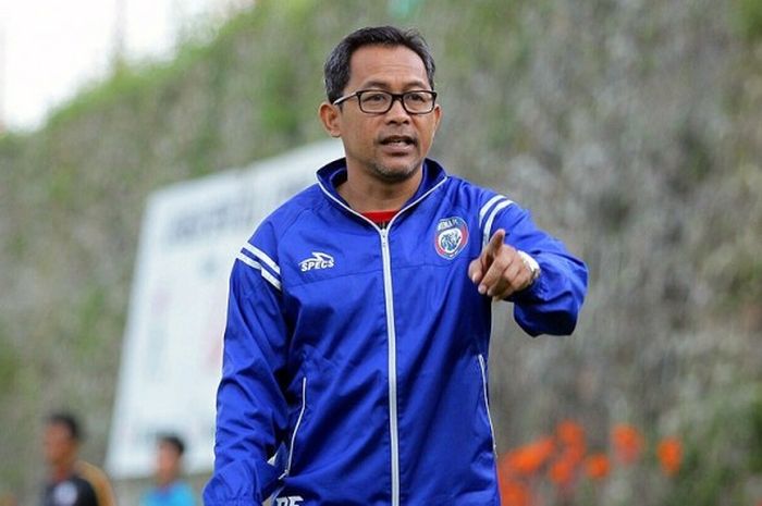 Pelatih Arema FC, Aji Santoso, saat memberikan instruksi dalam sesi uji coba melawan Perssu Sumenep di Lapangan Agrokusuma, Kota Batu pada 5 April 2017.