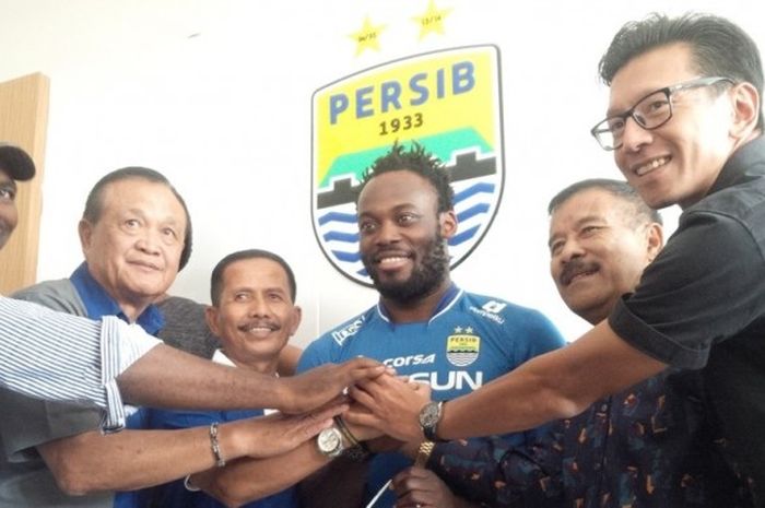 Michael Essien berfoto bersama pelatih, manajer dan perwakilan manajamen Persib Bandung di Graha Persib, Jalan Sulanjana, Kota Bandung, Selasa (14/3/2017)