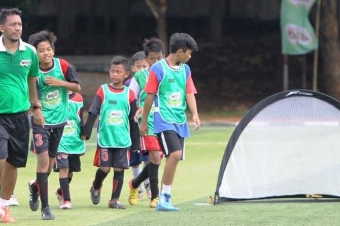 Eks bek tim nasional (timnas) Primavera, Supriyono Prima, ketika memberikan coaching clinic kepada para peserta MILO Football Clinic Day di Lapangan Simprug, Jakarta, Minggu (24/4/2016).