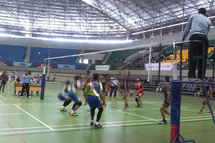 Pertandingan antara Tim putra Prayoga Wonogiri (Hitam) melawan tim KBC Bali (Hijau Putih) pada ajang Kejurnas Bola Voli Antar Klub U-17 di GOR Amongraga, Yogyakarta, Rabu (29/11/2017).