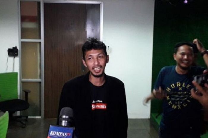 Pemilik akun twitter @MixedZoneClub, Muhamamd Ilham, seusai memenuhi panggilan Komisi Displin PSSI di Kantor PSSI di Rasuna Office Park, Kuningan, Jakarta, Sabtu (29/12/2018). PSSI memanggil puluhan akun-akun medsos yang sempat berkicau tentang kasus pengaturan skor.