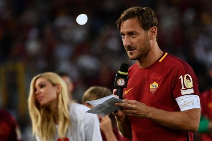 Kapten AS Roma, Francesco Totti, ditemani istri dan ketiga anaknya memberi ucapan perpisahan kepada publik Olimpico seusai laga Serie A kontra Genoa pada 28 Mei 2017.