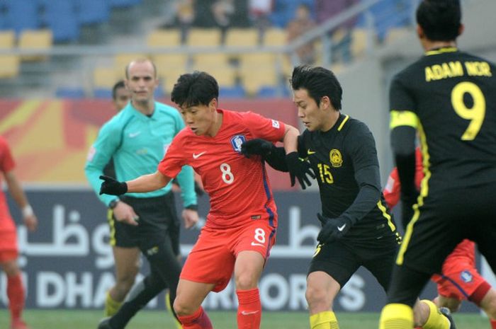 Gelandang timnas U-23 Korea Selatan, Seung-Gyu Han, saat berebut bola dengan bek timnas U-23 Malaysia, Dominic Tan, di perempat final Piala Asia U-23 2018 di Stadion Khunsan, China, Sabtu (20/1/2018).
