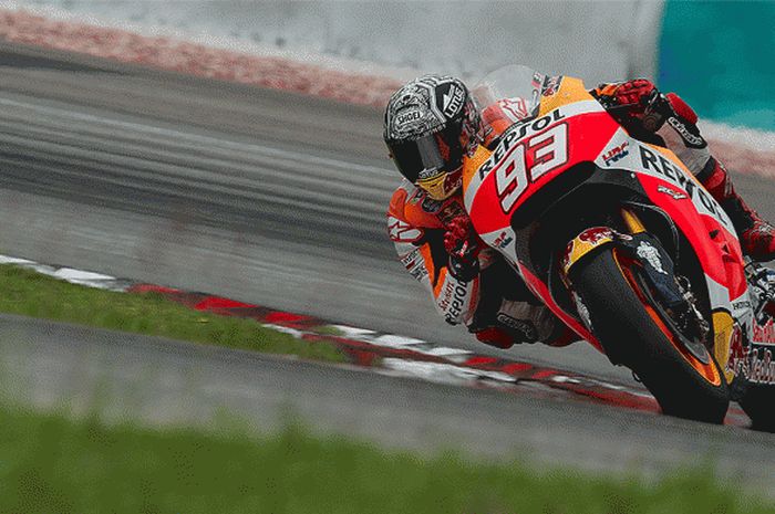 pembalap Honda, Marc Marquez melaju di tikungan saat hari terakhir percobaan MotoGP 2016 pre-season di Sepang International Circuit pada tanggal 3 februari 2016