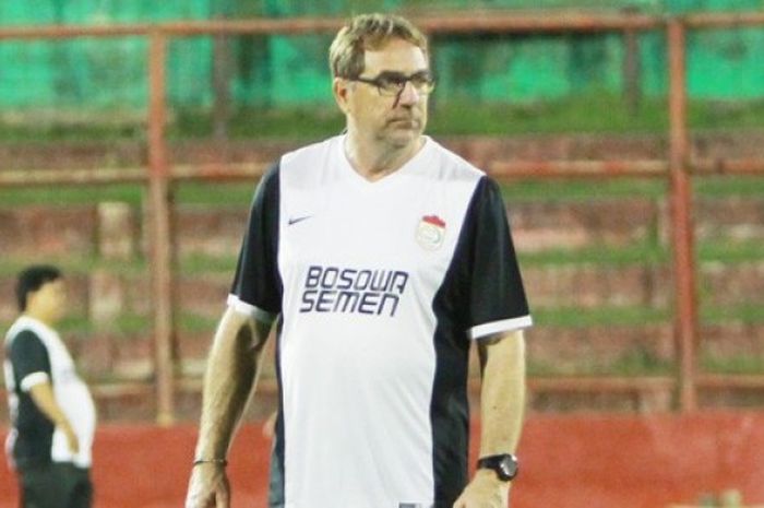 Pelatih PSM Makassar, Robert Rene Alberts, saat memimpin latihan timnya di Stadion Andi Mattalatta, Makassar pada Jumat malam 10  Juni 2016.