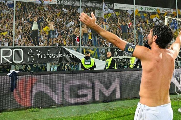 Kapten Parma, Alessandro Lucarelli mendekati fan klubnya seusai mereka menang atas tuan rumah Spezia pada laga pamungkas Serie B di Stadion Alberto Picco, Jumat (19/5/2018) dini hari WIB. 