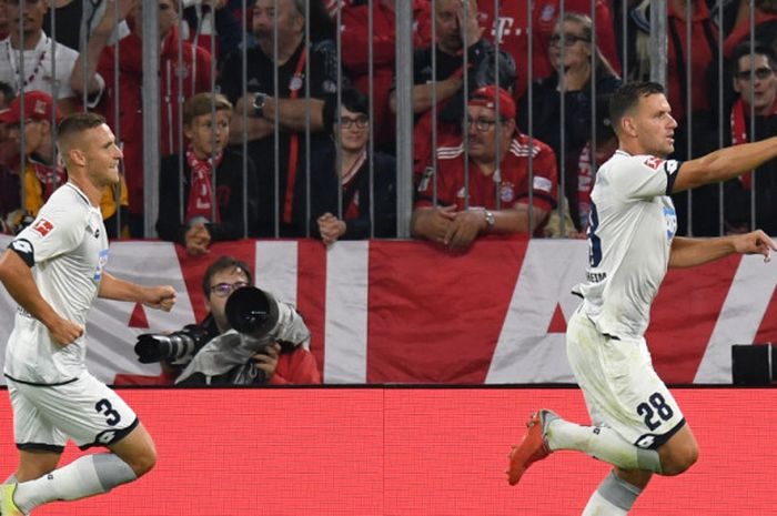 Penyerang Hoffenheim, Adam Szalai (kanan), merayakan gol yang dicetak ke gawang Bayern Muenchen dalam laga Liga Jerman di Stadion Allianz Arena, Muenchen pada 24 Agustus 2018.