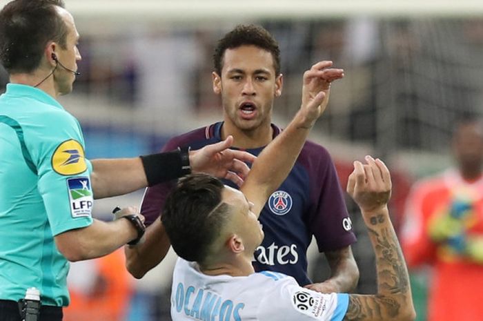 Penyerang Paris Saint-Germain, Neymar, saat terlibat insiden dengan pemain Marseille, Lucas Ocampos (bawah), yang ditengahi wasit Ruddy Buquet dalam partai Liga Prancis di Parc des Princes, 22 Oktober 2017.