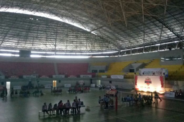 Suasana GOR Amongraga, Yogyakarta, saat mengalami listrik padam pada hari ketiga penyelenggaraan Kejuaraan Nasioanl Bola Voli Antar Klub U-17, Kamis (30/11/2017).