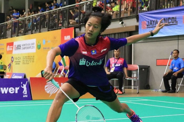 Pebulu tangkis tunggal putri Indonesia, Putri Kusuma Wardani, mengembalikan kok ke arah Insyirah Khan: 21-14, 21-16 di partai ketiga melawan Singapura pada Kejuaraan Asia Junior 2018, Minggu (15/7/2018)