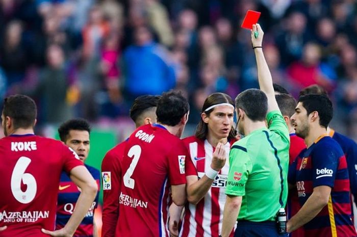Wasit Alberto Undiano (baju hijau) saat memberikankartu merah kepada bek Atletoico Madrid, Felipe Luis, dalam pertandingan La Liga 2015-2016 menghadapi Barcelona di Camp Nou, Barcelona, Spanyol, pada 30 Januari 2016.